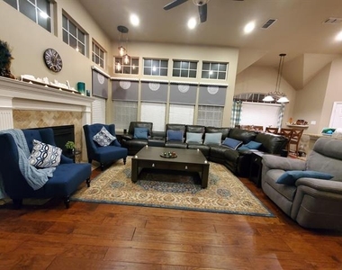 3300 Glenmoor Drive - Photo Thumbnail 3