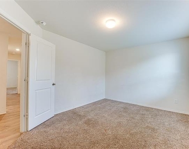 517 Milo Way - Photo Thumbnail 18