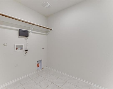 517 Milo Way - Photo Thumbnail 12