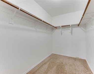 517 Milo Way - Photo Thumbnail 4