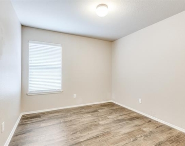 2417 Grand Rapids Drive - Photo Thumbnail 7