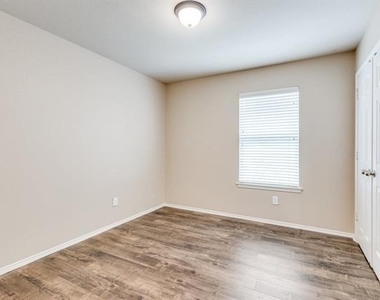 2417 Grand Rapids Drive - Photo Thumbnail 8