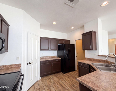 606 W Beautiful Lane - Photo Thumbnail 6