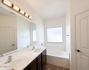 606 W Beautiful Lane - Photo Thumbnail 11