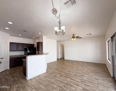 606 W Beautiful Lane - Photo Thumbnail 5