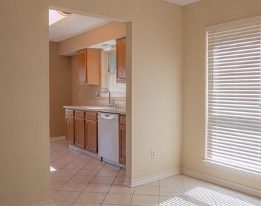 808 Sandhurst Drive - Photo Thumbnail 11
