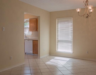 808 Sandhurst Drive - Photo Thumbnail 10