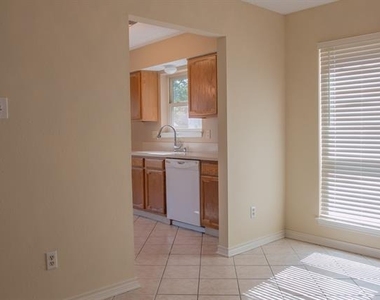 808 Sandhurst Drive - Photo Thumbnail 9