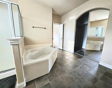 6814 Indian Meadow Court - Photo Thumbnail 13