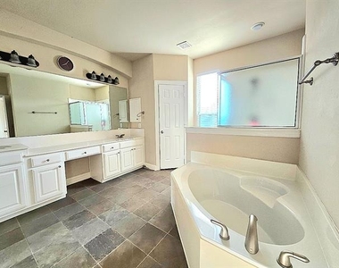 6814 Indian Meadow Court - Photo Thumbnail 12