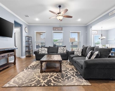806 Summer Grove Drive - Photo Thumbnail 9