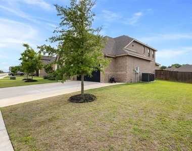 806 Summer Grove Drive - Photo Thumbnail 3