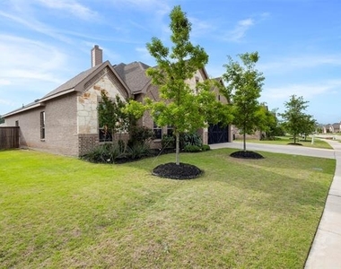 806 Summer Grove Drive - Photo Thumbnail 2