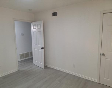 5912 Maceo Lane - Photo Thumbnail 9