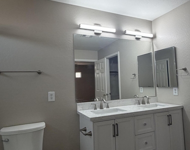 17737 W Hearn Road - Photo Thumbnail 5