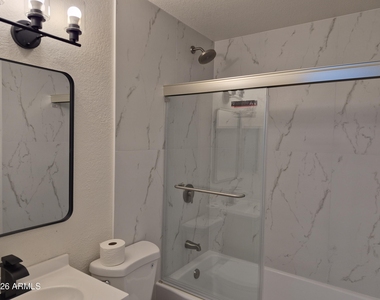 108 W Topeka Drive - Photo Thumbnail 7