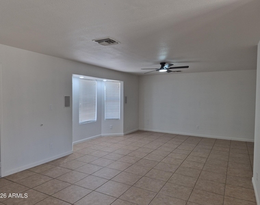108 W Topeka Drive - Photo Thumbnail 3