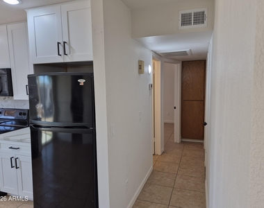 108 W Topeka Drive - Photo Thumbnail 6