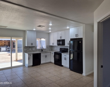 108 W Topeka Drive - Photo Thumbnail 4