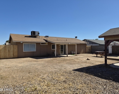 108 W Topeka Drive - Photo Thumbnail 12