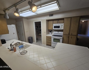 10007 W Clair Drive - Photo Thumbnail 9