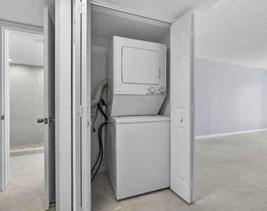 3590 Via Poinciana - Photo Thumbnail 16