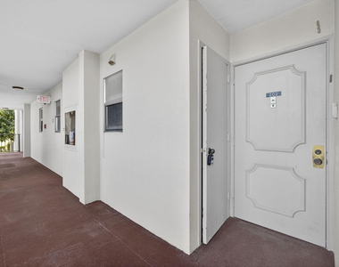3590 Via Poinciana - Photo Thumbnail 8