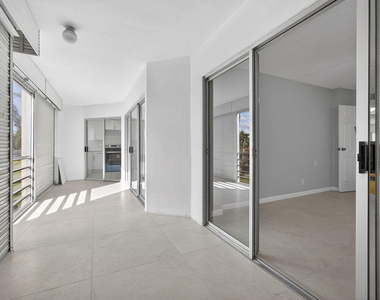3590 Via Poinciana - Photo Thumbnail 36