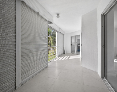 3590 Via Poinciana - Photo Thumbnail 35