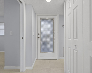 3590 Via Poinciana - Photo Thumbnail 17