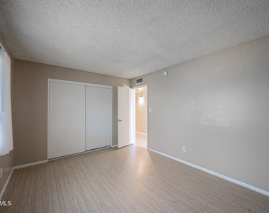 5214 N 42nd Parkway - Photo Thumbnail 10