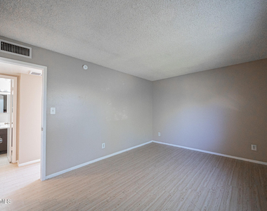 5214 N 42nd Parkway - Photo Thumbnail 11