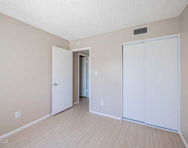 5214 N 42nd Parkway - Photo Thumbnail 14