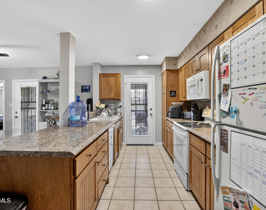 123 E Erie Drive - Photo Thumbnail 5
