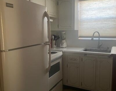 322 Windsor N - Photo Thumbnail 5