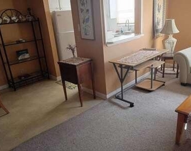 322 Windsor N - Photo Thumbnail 2