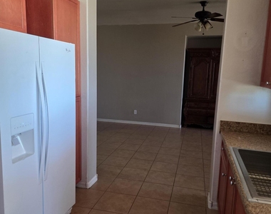 12600 W Diaz Drive - Photo Thumbnail 10