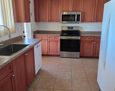 12600 W Diaz Drive - Photo Thumbnail 4