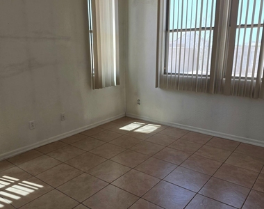 12600 W Diaz Drive - Photo Thumbnail 5
