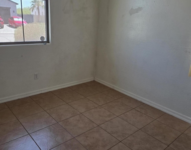 12600 W Diaz Drive - Photo Thumbnail 7