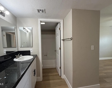 740 W Elm Street - Photo Thumbnail 14