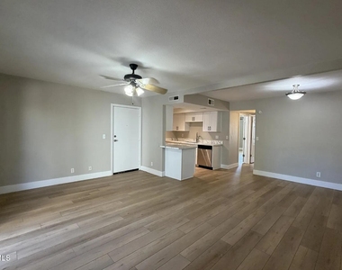 740 W Elm Street - Photo Thumbnail 5