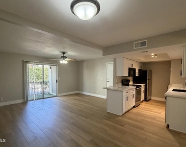 740 W Elm Street - Photo Thumbnail 4