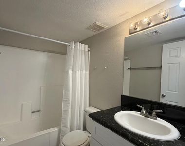 740 W Elm Street - Photo Thumbnail 13