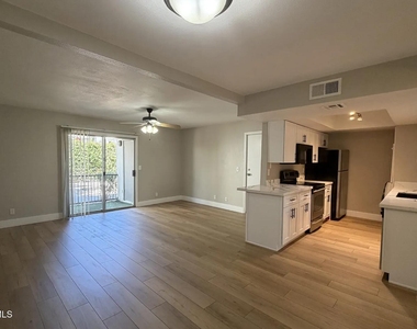 740 W Elm Street - Photo Thumbnail 6