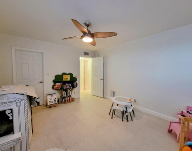 111 Lake Emerald Drive - Photo Thumbnail 22