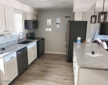 10841 W Acacia Drive - Photo Thumbnail 8