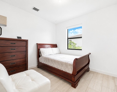 20682 Ne 2nd Court - Photo Thumbnail 9