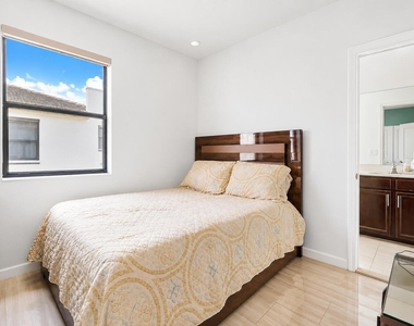 20682 Ne 2nd Court - Photo Thumbnail 11