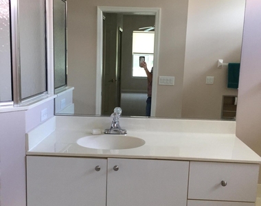 557 Sw New Castle Cove - Photo Thumbnail 12